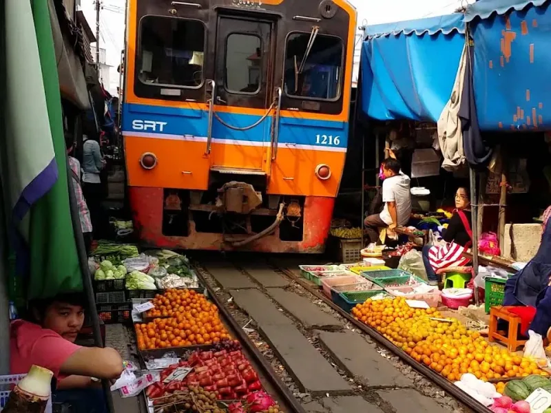 قطار معروف ماکلونگ که از وسط بازار رد میشود!