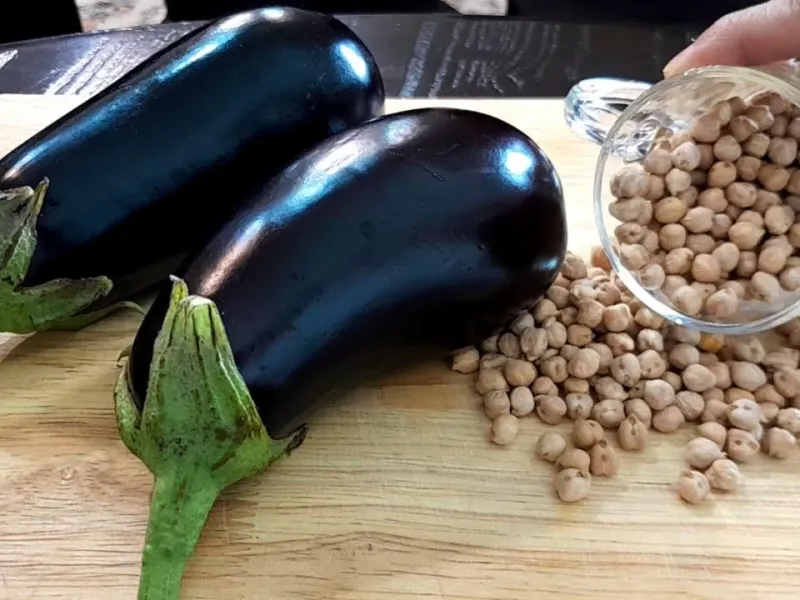 اگه بدونی با نخود و بادمجون چه غذای خوشمزه ای میتونی درست کنی!بدون گوشت ولی 1000 بار خوشمزه تر! اگه بدونی با نخود و بادمجون چه غذای خوشمزه ای میتونی درست کنی!بدون گوشت ولی 1000 بار خوشمزه تر!
